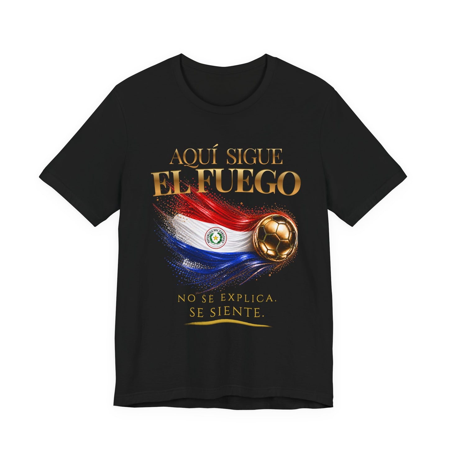 Aquí Sigue El Fuego Tee | Diseño Dorado de Fútbol y Bandera de Paraguay | Front Print