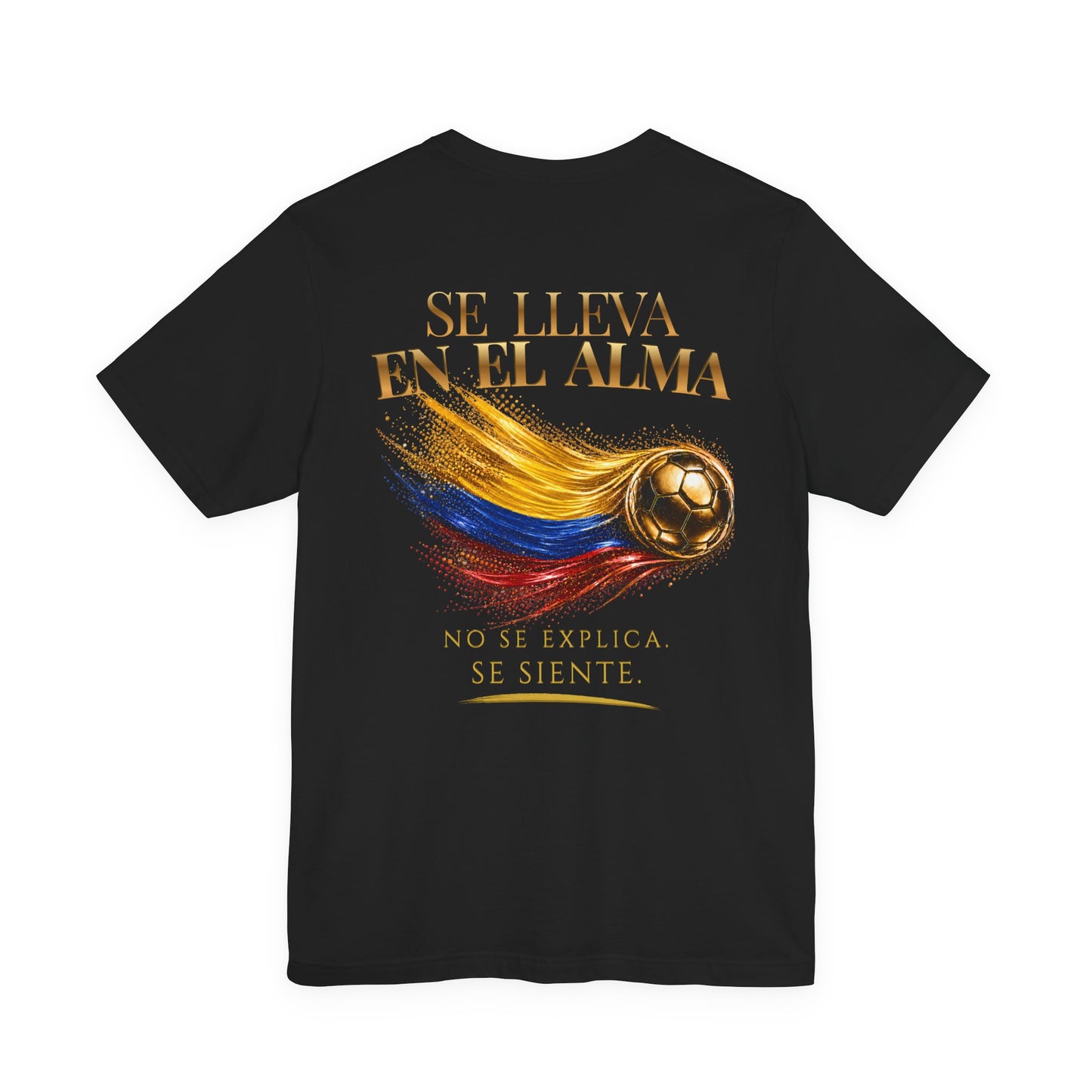 Se Lleva En El Alma Tee | Diseño Dorado de Fútbol y Bandera de Colombia | Back Print