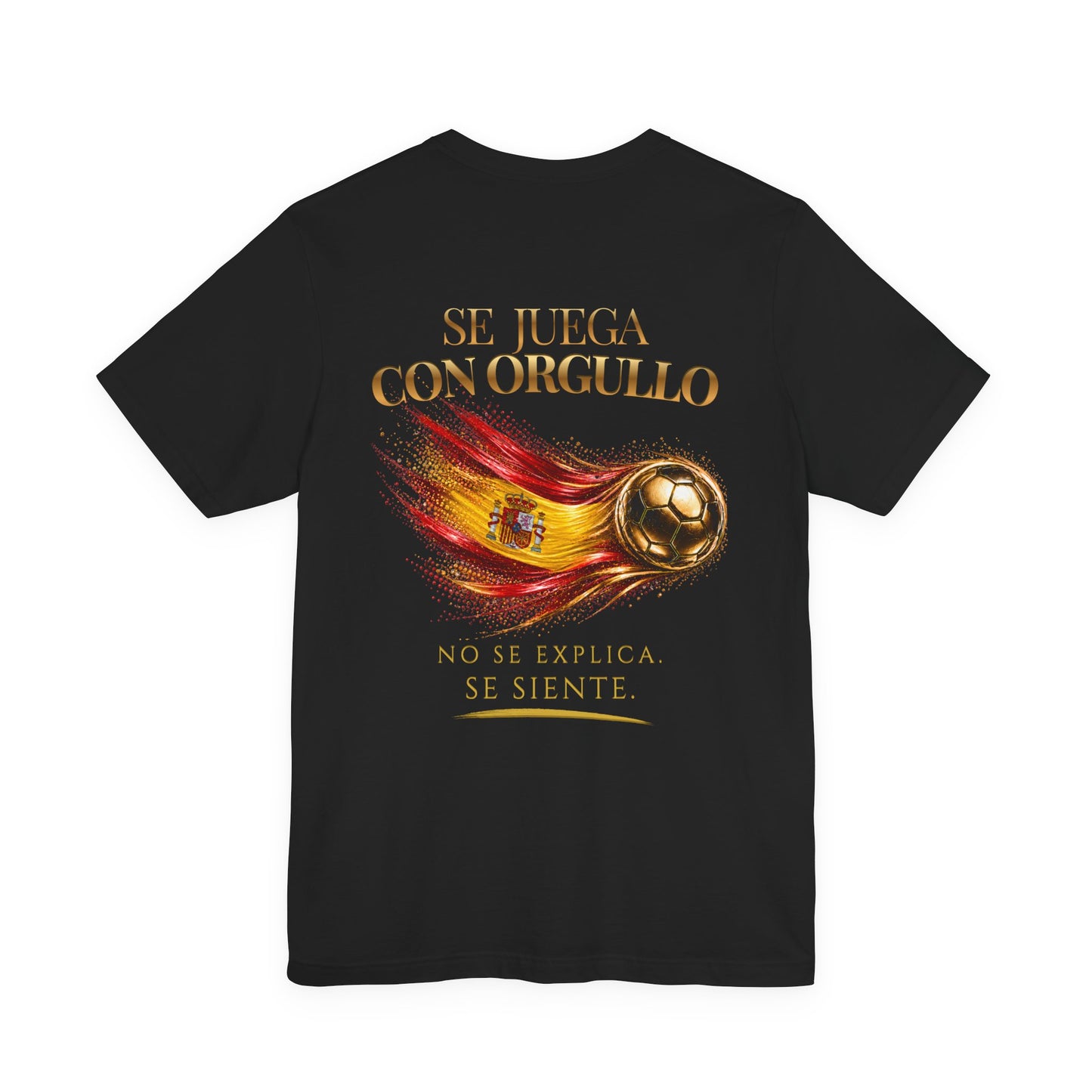 Se Juega Con Orgullo Tee | Diseño Dorado de Fútbol y Bandera de España | Back Print