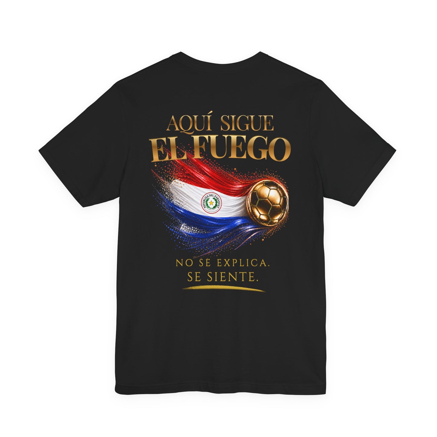 Aquí Sigue El Fuego Tee | Diseño Dorado de Fútbol y Bandera de Paraguay | Back Print