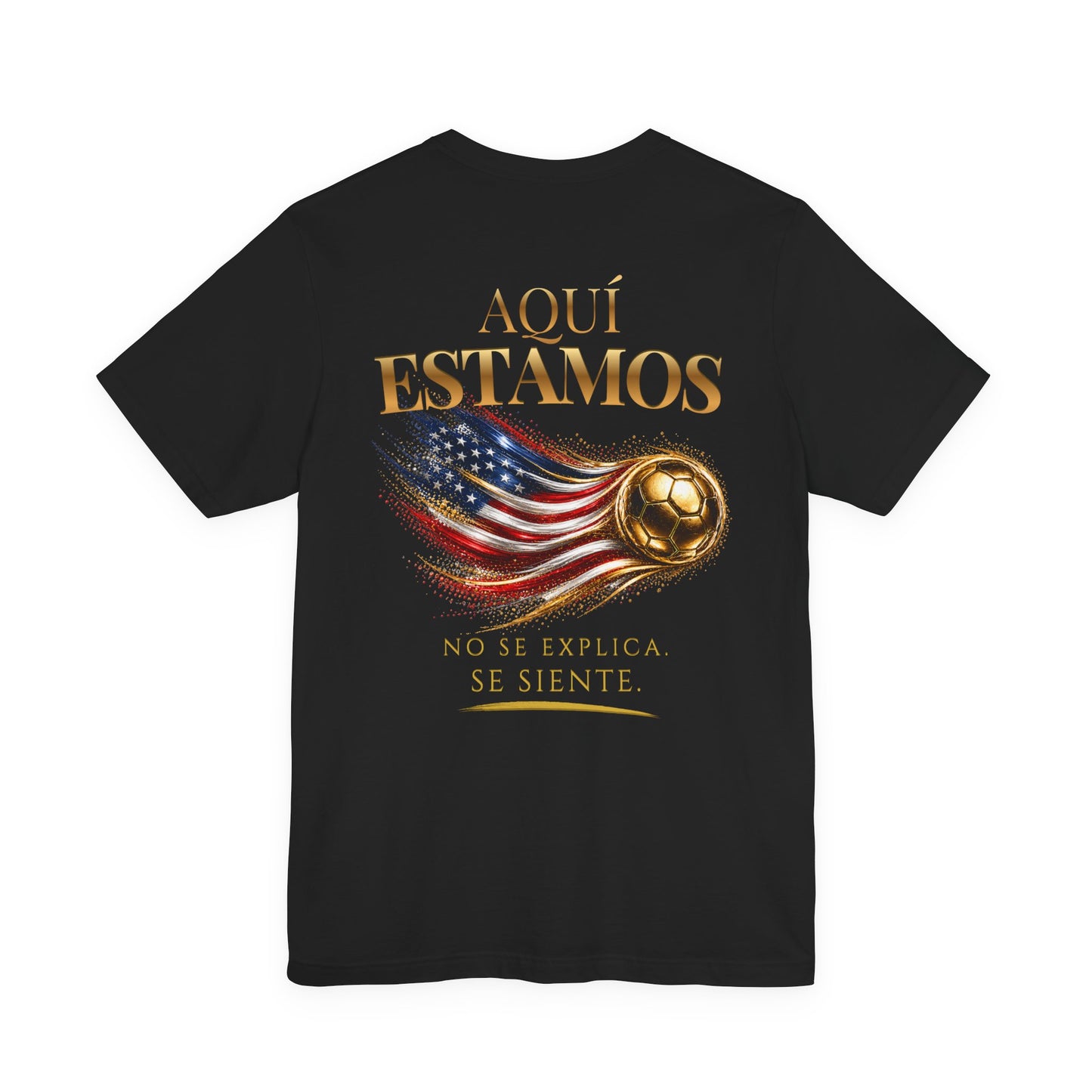 Aquí Estamos Tee | Diseño Dorado de Fútbol y Bandera de Estados Unidos | Back Print