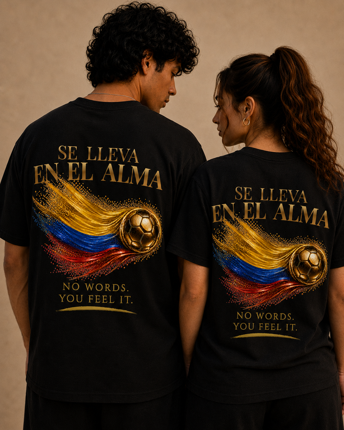 Se Lleva En El Alma Tee | Gold Soccer & Colombia Flag Design | Bilingual Edition | Back Print