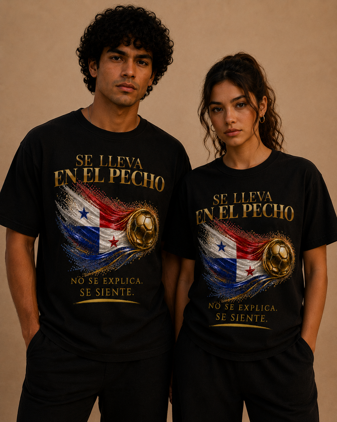 Se Lleva En El Pecho Tee | Diseño Dorado de Fútbol y Bandera de Panamá | Front Print