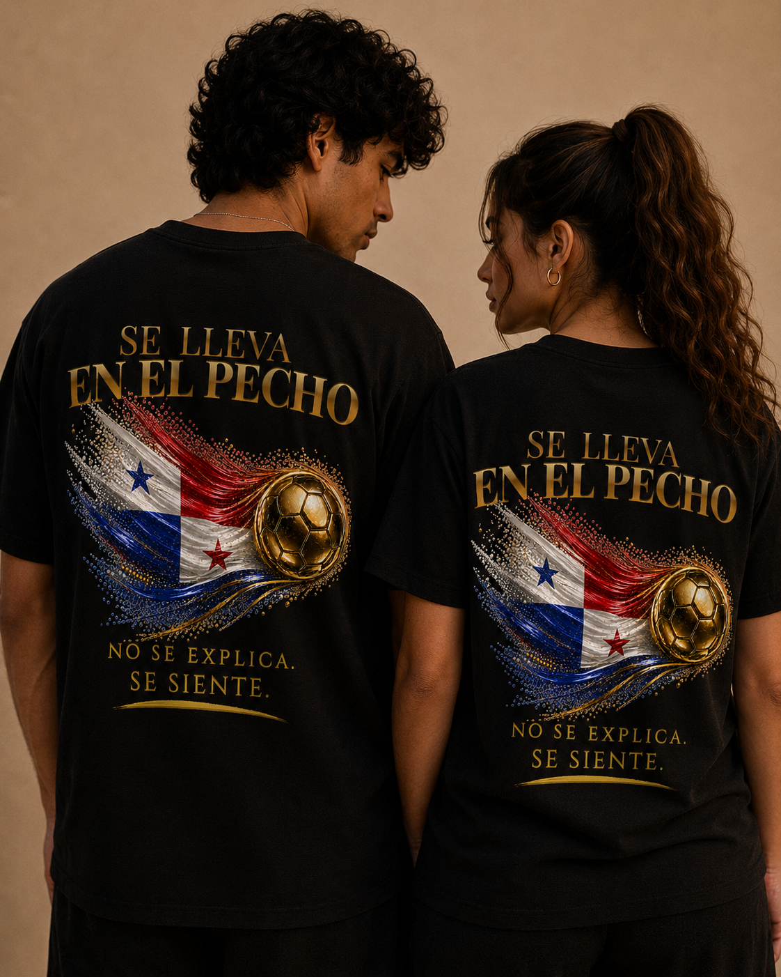 Se Lleva En El Pecho Tee | Diseño Dorado de Fútbol y Bandera de Panamá | Back Print
