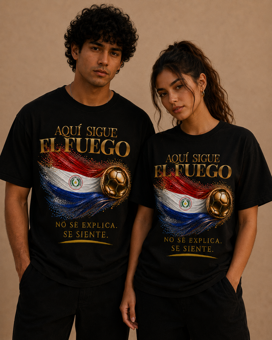 Aquí Sigue El Fuego Tee | Diseño Dorado de Fútbol y Bandera de Paraguay | Front Print