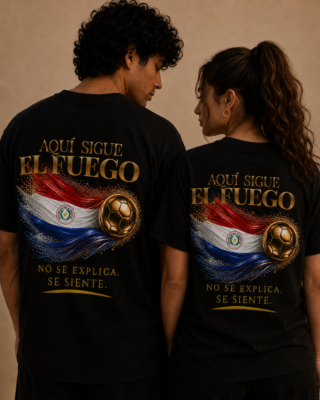 Aquí Sigue El Fuego Tee | Diseño Dorado de Fútbol y Bandera de Paraguay | Back Print