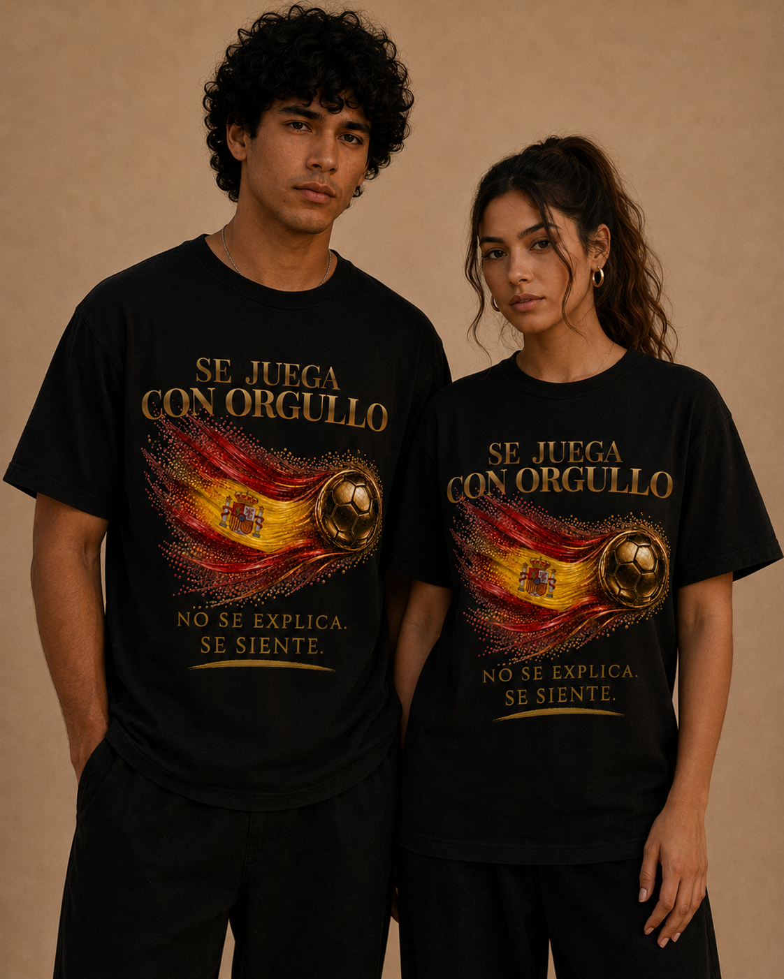 Se Juega Con Orgullo Tee | Diseño Dorado de Fútbol y Bandera de España | Front Print