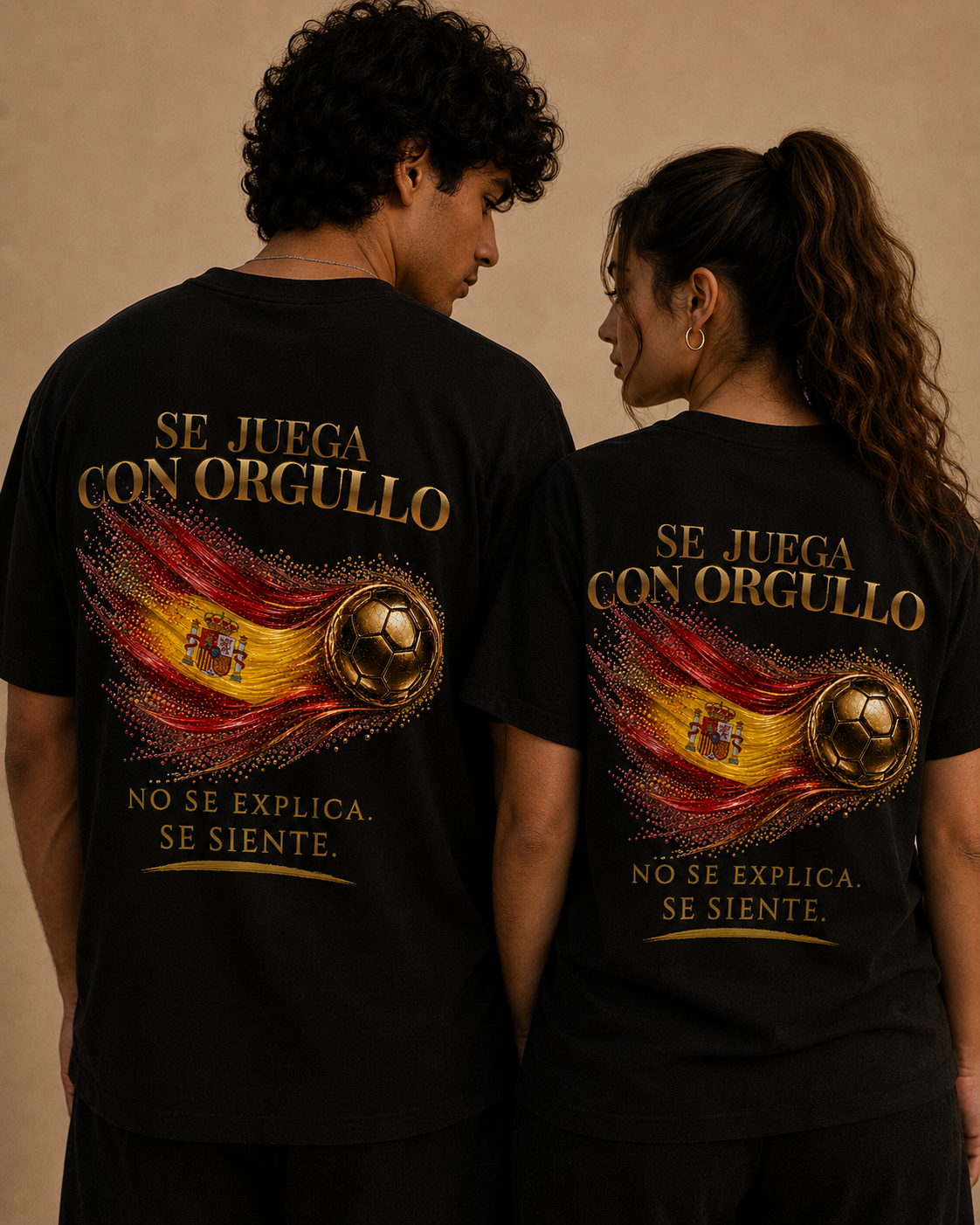 Se Juega Con Orgullo Tee | Diseño Dorado de Fútbol y Bandera de España | Back Print