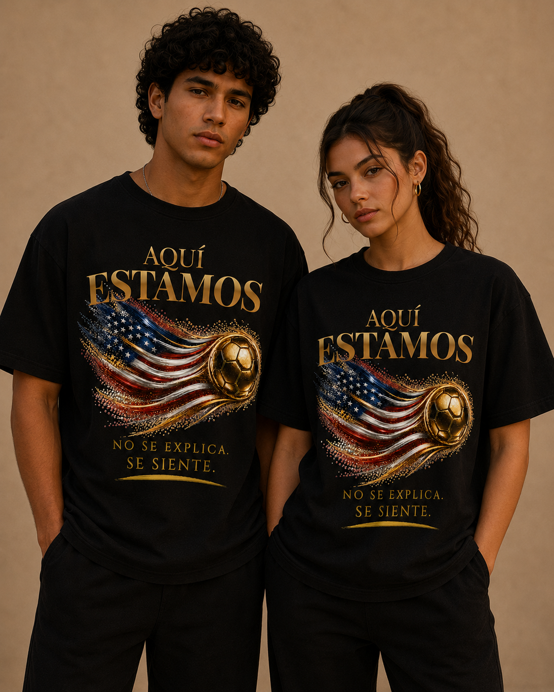 Aquí Estamos Tee | Diseño Dorado de Fútbol y Bandera de Estados Unidos | Front Print