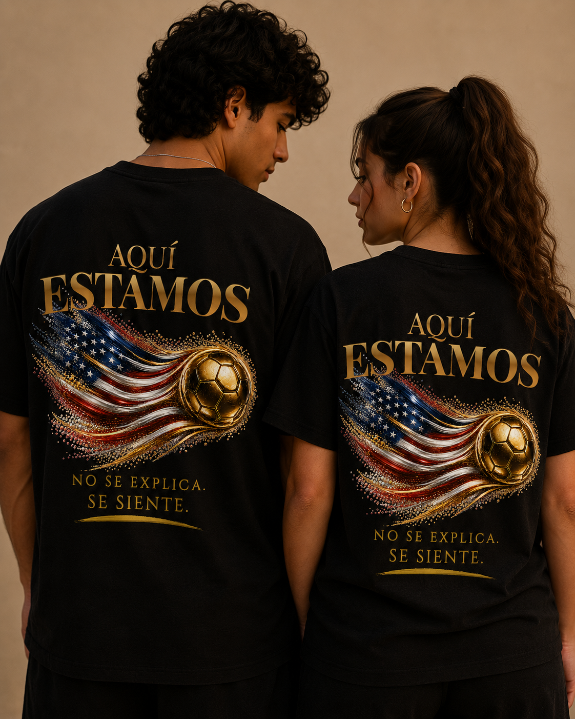 Aquí Estamos Tee | Diseño Dorado de Fútbol y Bandera de Estados Unidos | Back Print