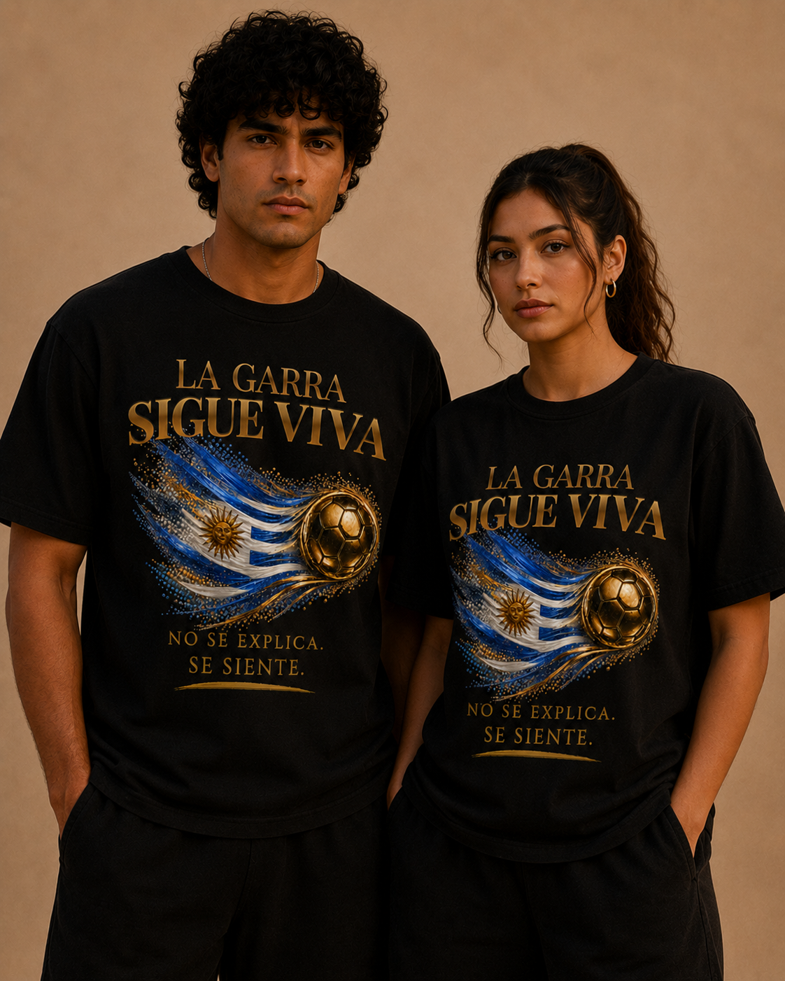La Garra Sigue Viva Tee | Diseño Dorado de Fútbol y Bandera de Uruguay | Front Print