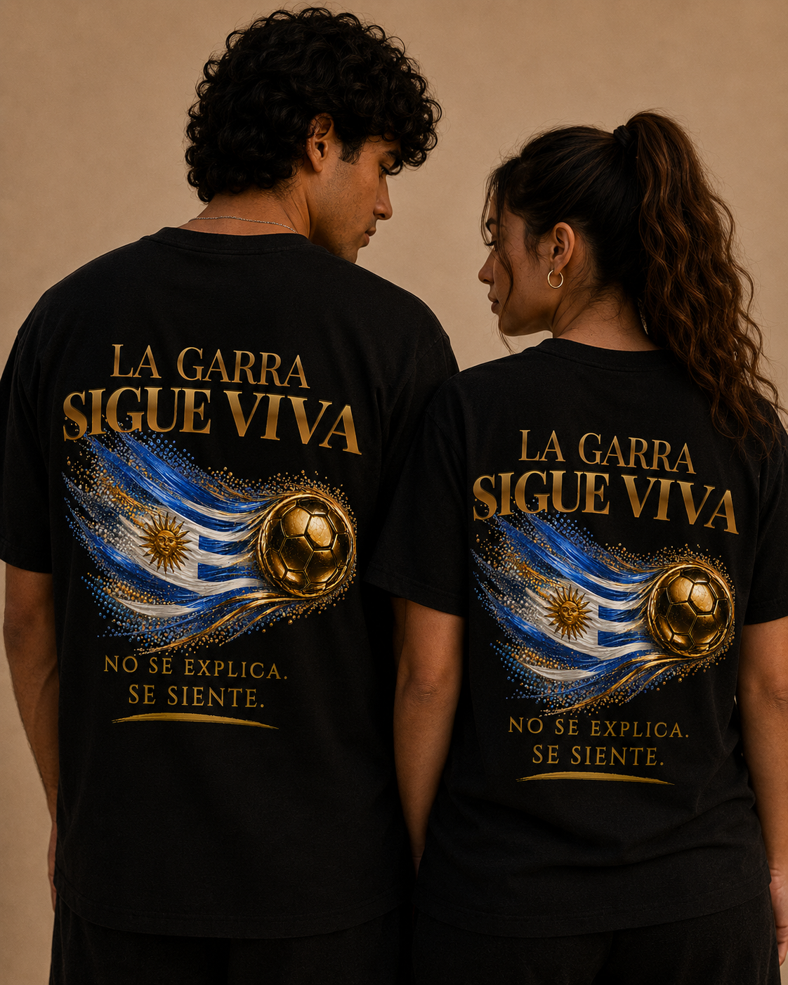 La Garra Sigue Viva Tee | Diseño Dorado de Fútbol y Bandera de Uruguay | Back Print