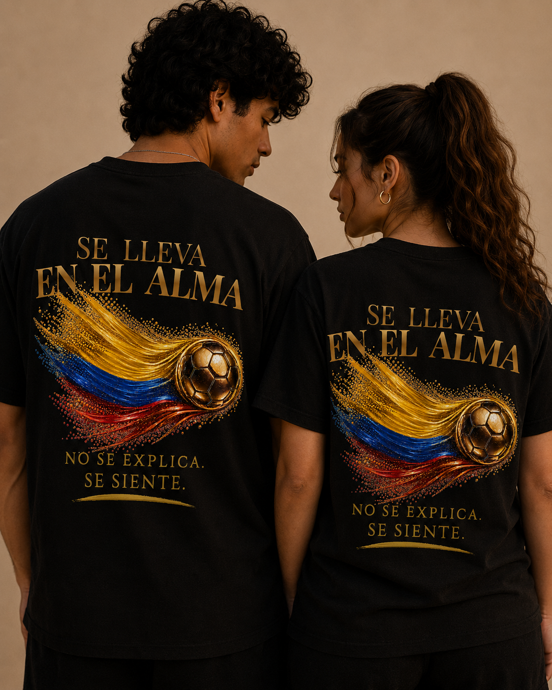 Se Lleva En El Alma Tee | Diseño Dorado de Fútbol y Bandera de Colombia | Back Print