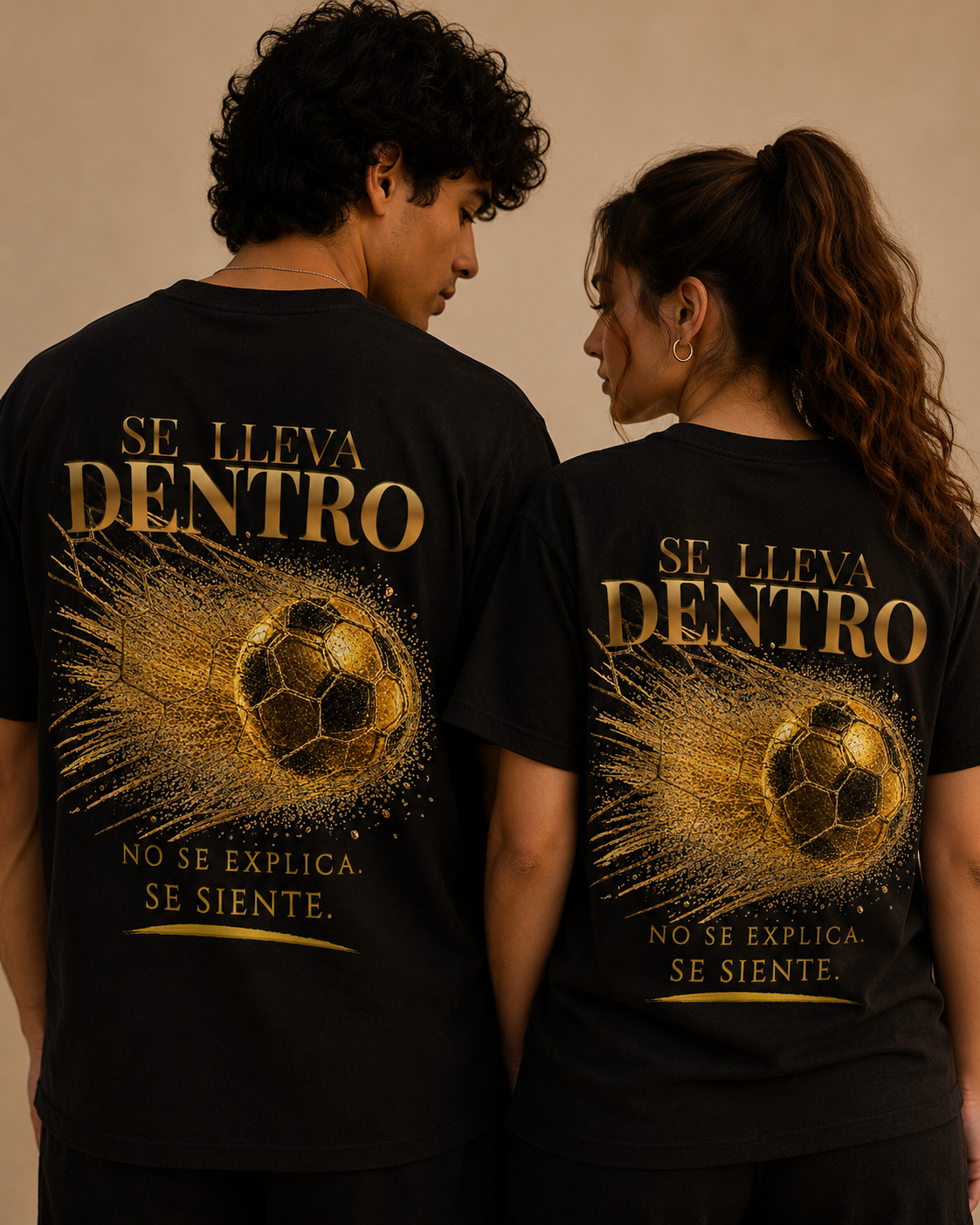 Se Lleva Dentro Tee | Diseño Dorado de Fútbol | Back Print