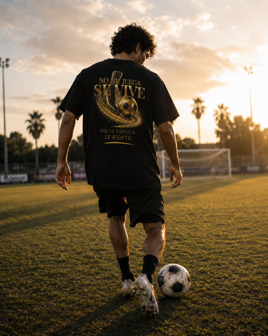 No Se Juega Se Vive Tee | Diseño Dorado de Fútbol | Back Print
